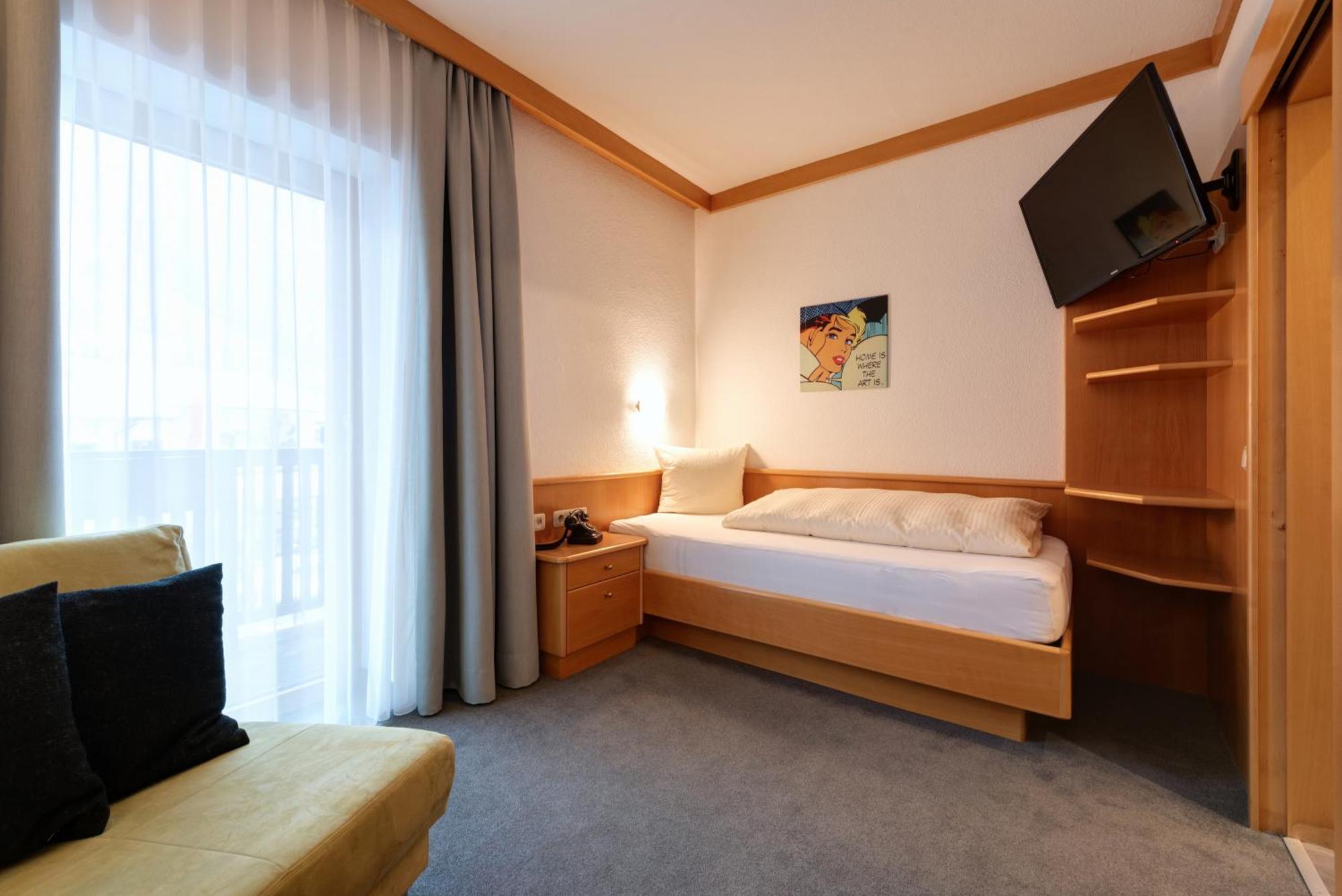 Hotel Pension Kirchplatz Sankt Anton am Arlberg Quarto foto